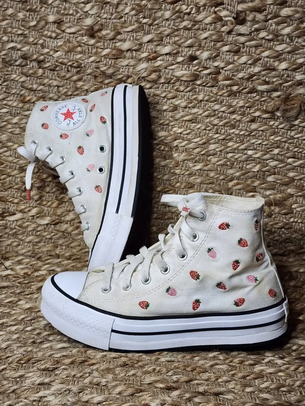 Converse Chuck Taylor Strawberry Hi Top Junior Sneakers White Red Size 3.5